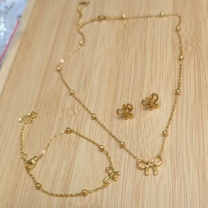 Women’s Jewelry Set – Locket, Tops & Bracelet