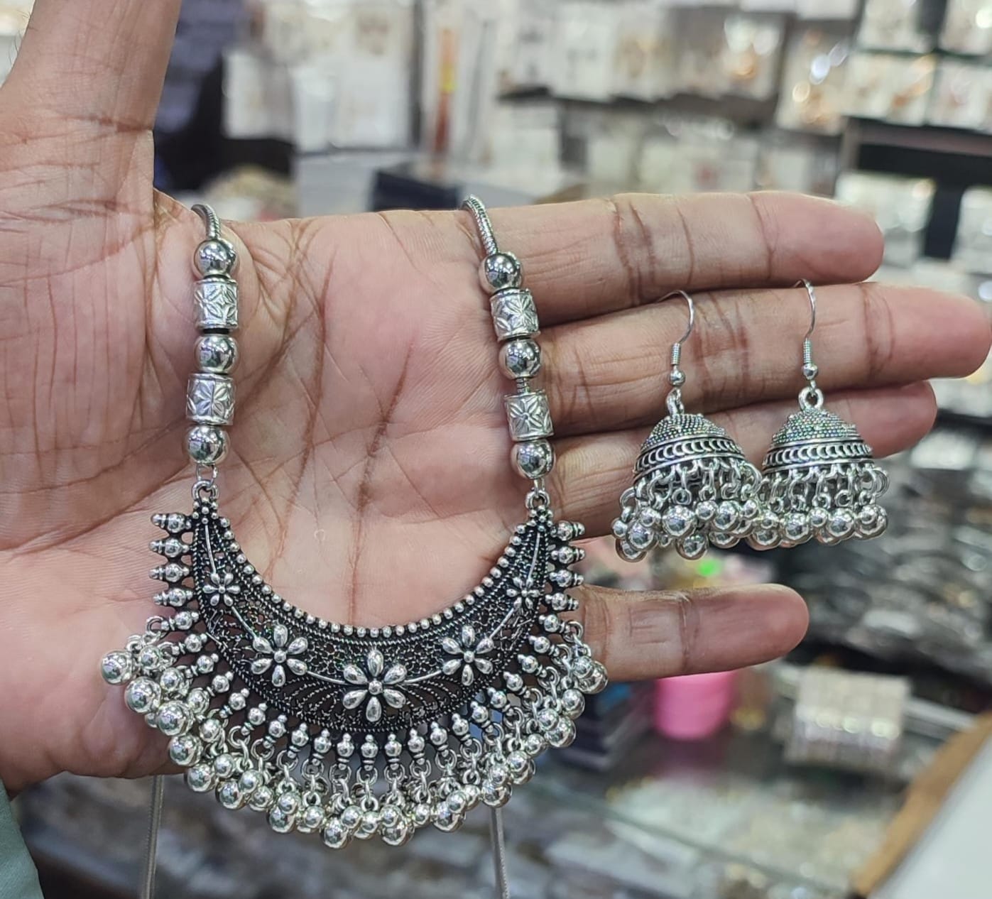 Women’s Elegant Jewellery Set – Necklace & Earrings - Image 3
